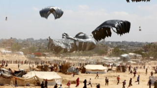 ریزش کمک‌های بشردوستانه با چتر نجات برای گرسنگان غزه