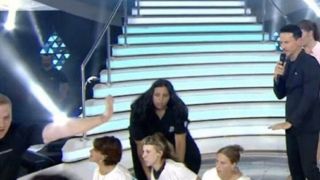 حمله معترضان به پخش زنده شبکه ۱۳ تلویزیون رژیم صهیونیستی حمله معترضان به پخش زنده شبکه ۱۳ تلویزیون رژیم صهیونیستی