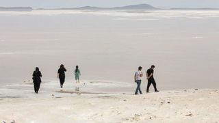 دریاچه ارومیه در یک قدمی مرگ دریاچه ارومیه در یک قدمی مرگ