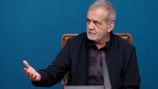 فواد ایزدی: سخنان اخیر پزشکیان، احتمال حمله آمریکا به ایران را افرایش داد