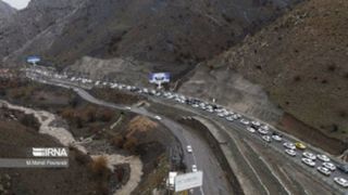 ترافیک سنگین در آزادراه تهران - شمال / محور جنوب به شمال یک طرفه است ترافیک سنگین در آزادراه تهران - شمال / محور جنوب به شمال یک طرفه است