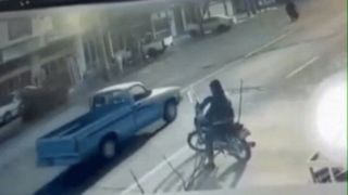 برخورد شدید موتورسیکلت با خودروی تیبا برخورد شدید موتورسیکلت با خودروی تیبا