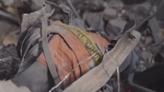 پیدا شدن کوله پشتی اربعین شهید طهرانچی از زیر آوار پیدا شدن کوله پشتی اربعین شهید طهرانچی از زیر آوار