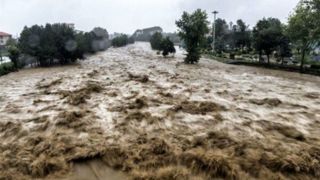 طغیان رودخانه این محور را مسدود کرد طغیان رودخانه این محور را مسدود کرد