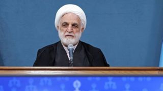 اینکه عده‌ای راه‌ حل مشکلات کشور را آمریکا می‌دانند مایه شگفتی است