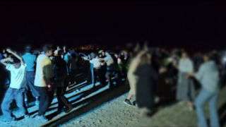 پارتی مختلط در ساحل سد زاینده‌رود حتی در ایام سوگواری