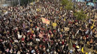 هزاران اسرائیلی مقابل وزارت جنگ در تلآویو تظاهرات کردند هزاران اسرائیلی مقابل وزارت جنگ در تلآویو تظاهرات کردند