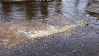 تصاویری از ترکیدگی لوله آب در بزرگراه امام رضا (ع) تصاویری از ترکیدگی لوله آب در بزرگراه امام رضا (ع)