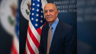 اهانت عجیب نماینده ترامپ به خبرنگاران : مثل حیوان رفتار نکنید!