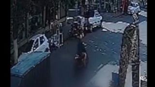 لحظه سرقت آیفون ۱۶ پسر جوان در جنوب تهران لحظه سرقت آیفون ۱۶ پسر جوان در جنوب تهران