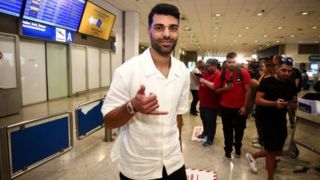 لحظات اولیه حضور مهدی طارمی در یونان | بی‌صبرانه منتظر دیدار هواداران المپیاکوس هستم