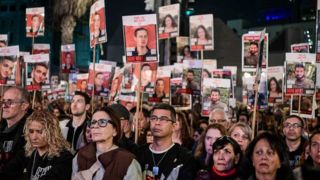 تظاهرات خانوادههای اسرای صهیونیست در مقابل وزارت جنگ در تلآویو تظاهرات خانوادههای اسرای صهیونیست در مقابل وزارت جنگ در تلآویو