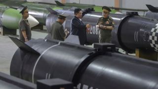 رهبر کره شمالی پیش از سفر به چین ازکارخانه مهمات‌سازی بازدید کرد