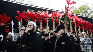 دسته عزاداری شهادت امام حسن عسکری (علیهالسلام) با حضور آیت الله وحید خراسانی دسته عزاداری شهادت امام حسن عسکری (علیهالسلام) با حضور آیت الله وحید خراسانی