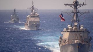 پرواز جنگنده‌های ونزوئلا بر فراز ناوشکن آمریکا