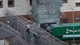 گیر کردن یک زندانی در سیم‌خاردار در حین فرار