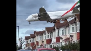 کلوزآپ باورنکردنی از از فرود هواپیمای A۳۸۰ امارات در فرودگاه هیترو لندن کلوزآپ باورنکردنی از از فرود هواپیمای A۳۸۰ امارات در فرودگاه هیترو لندن