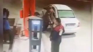 تصادف عجیب یک راننده در پمپ بنزین تصادف عجیب یک راننده در پمپ بنزین