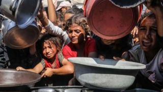 گریه و فریاد فلسطینیهای گرسنه در صف توزیع غذا گریه و فریاد فلسطینیهای گرسنه در صف توزیع غذا