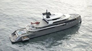 قایق‌ لوکس میلیون دلاری لحظاتی پس از به آب انداختن غرق شد!