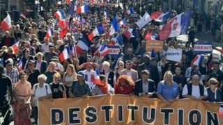 معترضان فرانسوی با پلاکارد «فرگزیت» خواستار استعفای ماکرون شدند معترضان فرانسوی با پلاکارد «فرگزیت» خواستار استعفای ماکرون شدند