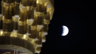 اقامه نماز آیات هم زمان با وقوع پدیده ماه گرفتگی در حرم مطهر رضا(ع)