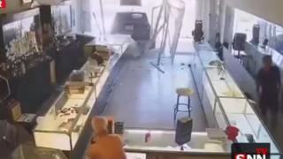 حمله دسته‌جمعی با چکش به طلافروشی؛ صاحب مغازه ۸۸ ساله سکته کرد!