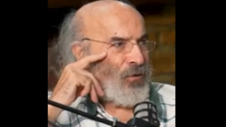 کیانوش عیاری: اندی رو به شجریان ترجیح میدم