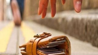 کیف پول میلیاردی به صاحب خارجیاش برگشت | کارگر خدمات فرودگاه، ایران را سربلند کرد + عکس کیف پول میلیاردی به صاحب خارجیاش برگشت | کارگر خدمات فرودگاه، ایران را سربلند کرد + عکس