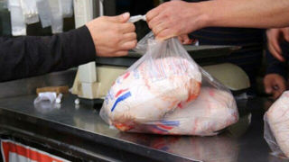 عارف: با گران‌فروشی یا احتکار مرغ حتماً برخورد می‌کنیم