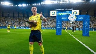 لحظه اعطای دومین کفش طلا به رونالدو