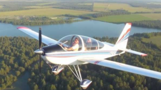 لحظه نفس‌گیر باز شدن سقف کابین هواپیما در حین پرواز 