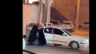 لحظه فرار ۵سارق زنانهپوش از یک طلا فروشی در جزیره قشم لحظه فرار ۵سارق زنانهپوش از یک طلا فروشی در جزیره قشم