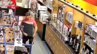 سرقت عجیب تلویزیون با پنهان کردن زیر لباس