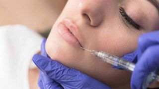 عمل زیبایی در منزل مسکونی، یک شهروند را تا پای مرگ کشاند! عمل زیبایی در منزل مسکونی، یک شهروند را تا پای مرگ کشاند!