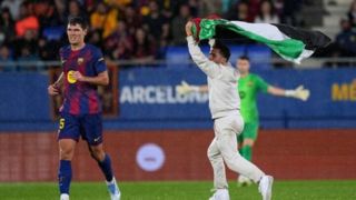 دویدن هوادار بارسلونا با پرچم فلسطین در زمین فوتبال