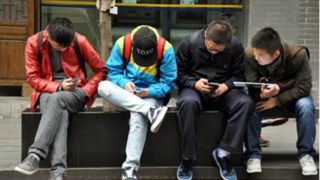 چین با گوشی، بیکاری را دور زد