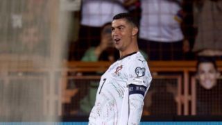 رفتار عجیب رونالدو در زمین فوتبال | تمسخر بازیکن حریف توسط کریستیانو رونالدو 