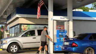 نجات معجزهآسا از برخورد با خودرو در پمپ بنزین نجات معجزهآسا از برخورد با خودرو در پمپ بنزین