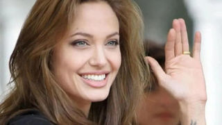 آنجلینا جولی: دیگر کشورم را به رسمیت نمی‌شناسم