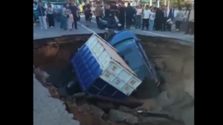 فرو نشست عظیم جاده در شهر ژوکو چین فرو نشست عظیم جاده در شهر ژوکو چین