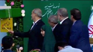 لحظه نواختن زنگ سال تحصیلی جدید توسط پزشکیان