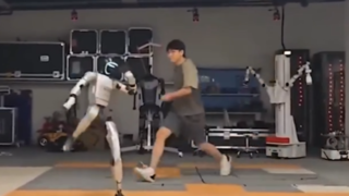 مقاومت حیرتانگیز ربات انساننمای چینی در برابر ضربات لگد مقاومت حیرتانگیز ربات انساننمای چینی در برابر ضربات لگد