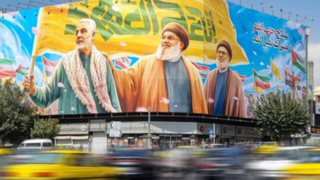 پرچمداران مقاومت برروی دیوارنگاره میدان انقلاب تهران پرچمداران مقاومت برروی دیوارنگاره میدان انقلاب تهران