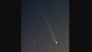 عکس روز ناسا از مسابقه دو دنبالهدار عکس روز ناسا از مسابقه دو دنبالهدار