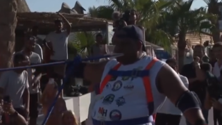 غول مصری کشتی ۷۰۰ تنی را با دندان جابجا کرد غول مصری کشتی ۷۰۰ تنی را با دندان جابجا کرد