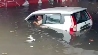 نجات راننده یک خودرو از غرق شدن در سیل نجات راننده یک خودرو از غرق شدن در سیل
