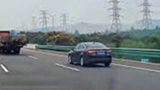 تصادف عجیب وسط اتوبان تصادف عجیب وسط اتوبان