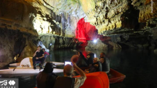 گردش در بزرگ‌ترین غار آبی جهان