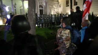 شورش در گرجستان؛ حمله معترضان به کاخ ریاستجمهوری شورش در گرجستان؛ حمله معترضان به کاخ ریاستجمهوری